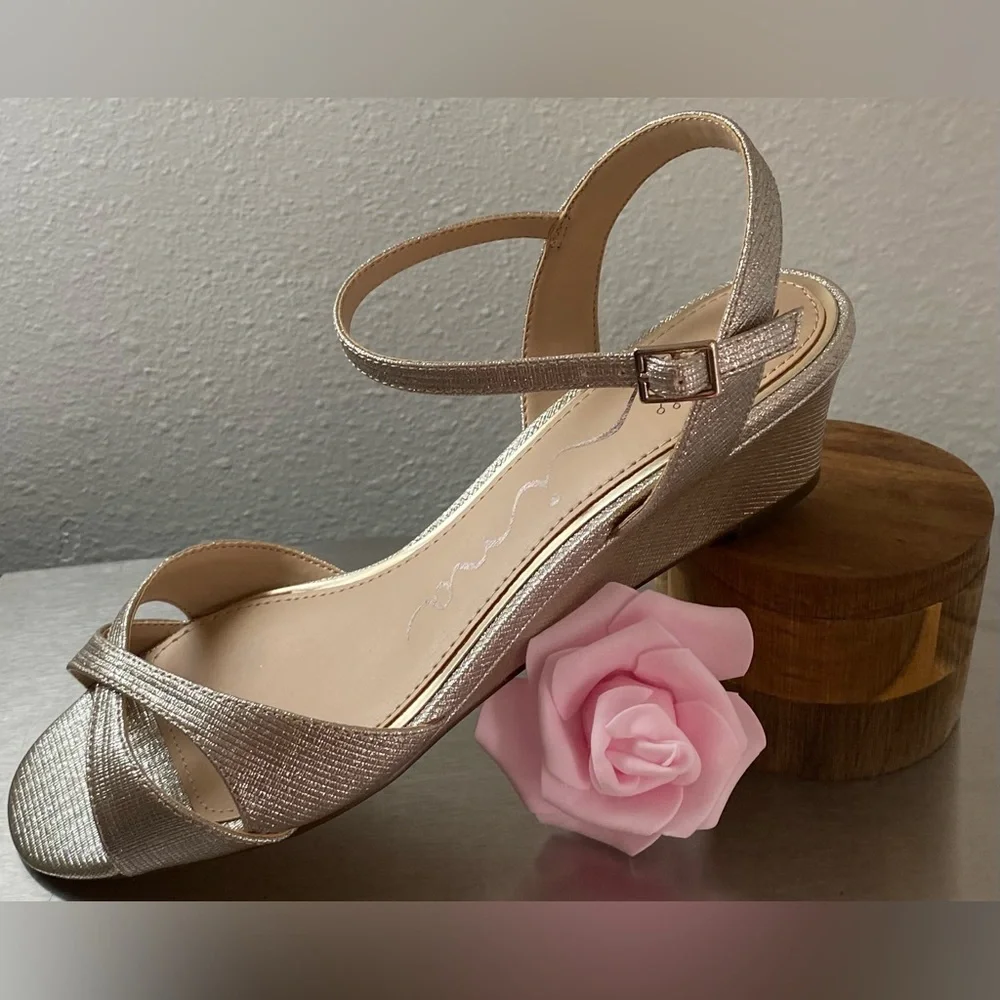 NEW… WOMENS NINA METALLIC GLITTER ELEGANT WEDGE SANDALS. 8